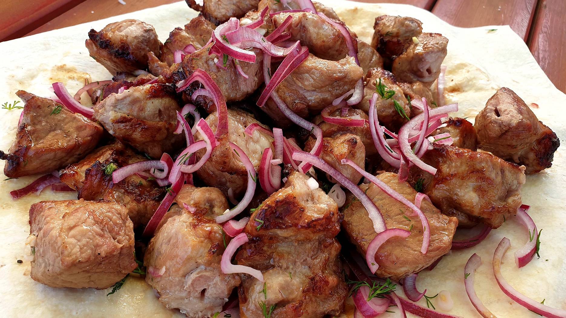 Невероятно СОЧНЫЙ, МЯГКИЙ и ВКУСНЫЙ ШАШЛЫК из свинины на мангале. Быстрый маринад для шашлыка. смотреть онлайн