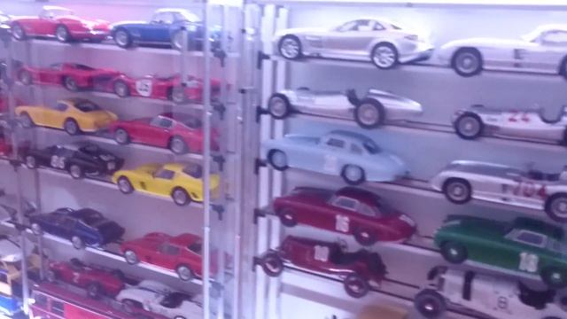 CMC Modelcars Diecast Models Collection 1/18 In SHOWbox Displays