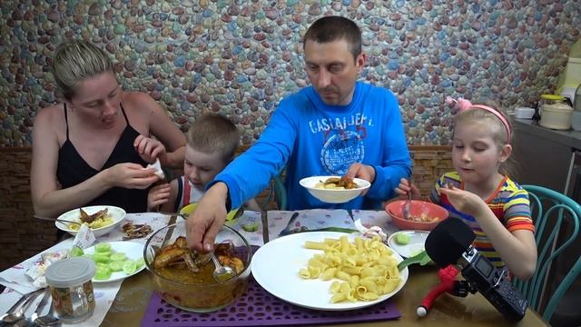 МУКБАНГ КУРИЦА С МАКАРОНАМИ | MUKBANG CHICKEN WITH MACARONI #StepFamily #mukbang #chicken #macaroni