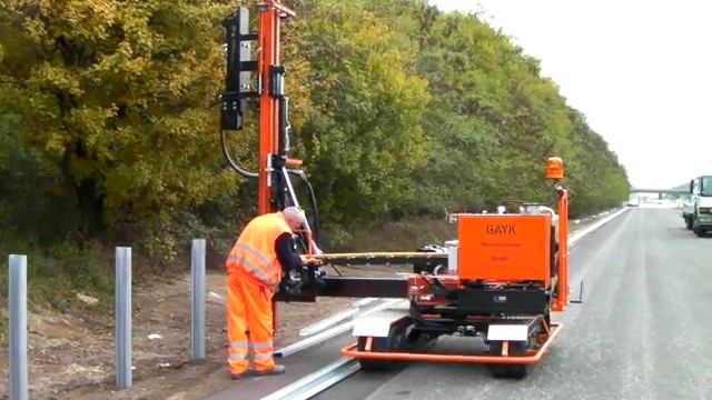 Установка дорожного ограждения с помощью сваебойной установки GAYK смотреть онлайн