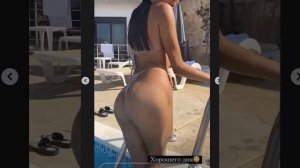 Старшеклассница в стрингах покупалась в бассейне