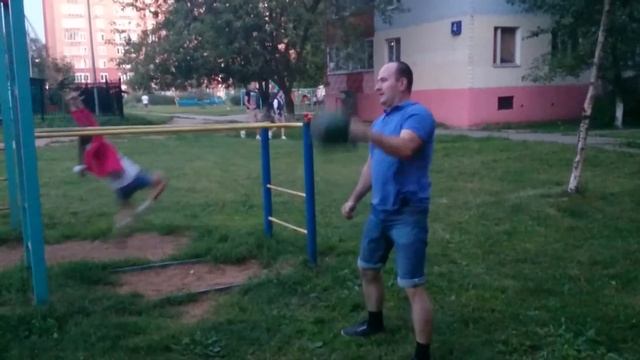 тренировка с 16 кг гирей на улице возле дома / 08.08.2015 смотреть онлайн