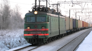 ВЛ10У-764 с грузовым поездом следует через о.п. Михайловская