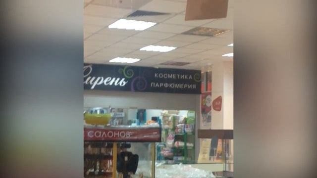 В одном из супермаркетов Алексина с потолка льется вода смотреть онлайн