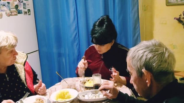 Сели за стол...? смотреть онлайн