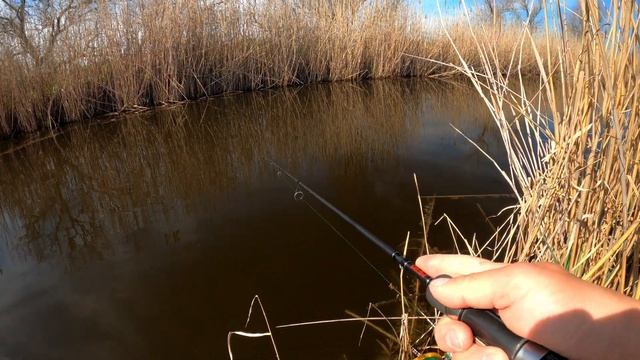 С УЛЬТРАЛАЙТОМ по каналам. Окунь и щука на ультралайт воблеры. смотреть онлайн