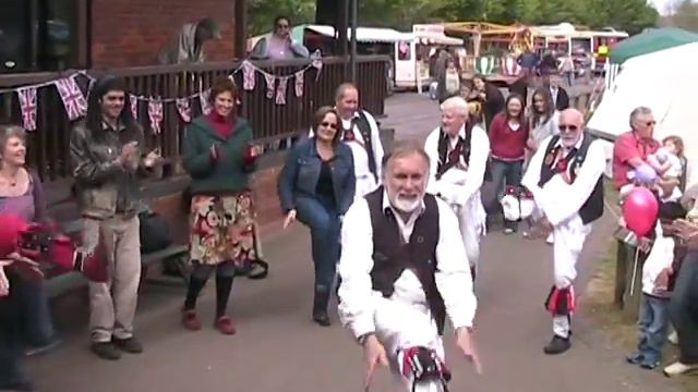 Morris Dancing Lesson! Morris Dancing for Beginners! смотреть онлайн