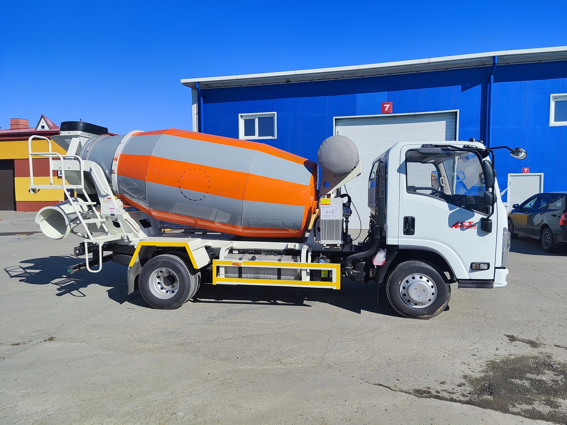 Автобетоносмеситель ISUZU EM7 объем бочки 3 м3