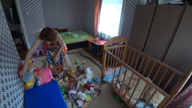 Уборка дома с доченькой! Помощница ещё не понимает, что она помощница? смотреть онлайн