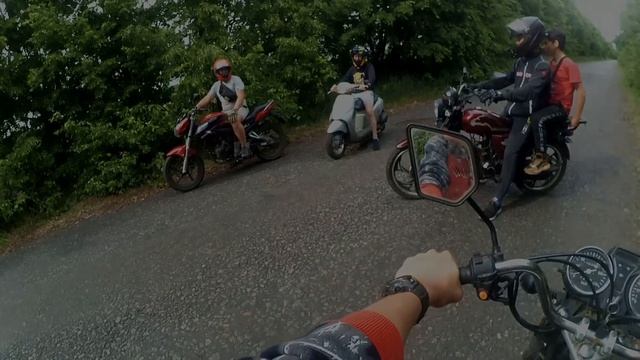 ? ДОЛГОЖДАННАЯ ПОКАТУШКА НА МОПЕДАХ! КАТАЕМСЯ НА МОПЕДАХ ПО СЕЛУ! смотреть онлайн