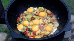 Жареный картофель по-азербайджански в казане на костре.
