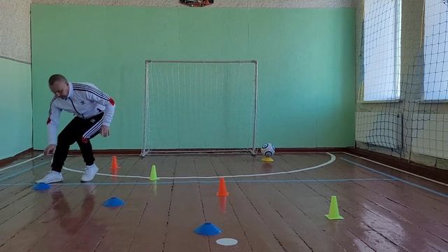 Переміщення футболіст без м'яча смотреть онлайн