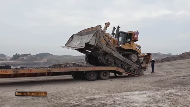 РАЗГРУЗКА БОЛЬШОГО БУЛЬДОЗЕРА CATERPILLAR D10T для строительства тяжелой техники. Буровая установка смотреть онлайн
