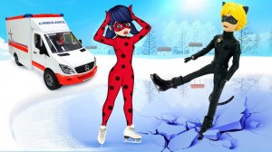 Куклы Леди Баг и Супер-кот НА ЛЬДУ! Ladybug чуть не провалилась под лед! Видео для девочек