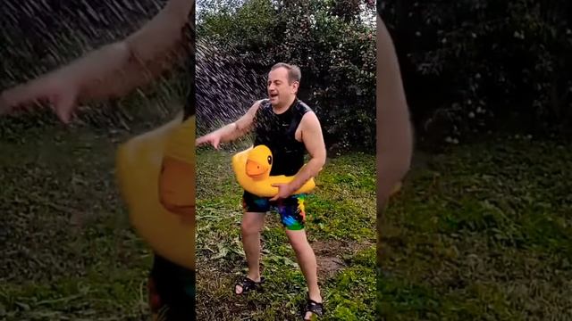 Надувные игрушки зажигают ??? #shorts смотреть онлайн