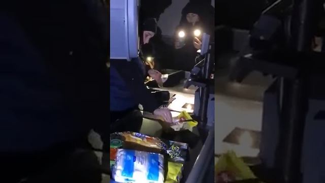 В Киеве нет света - люди ходят в магазины с фонариками.