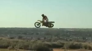 Трэвис Пастрана (Travis Pastrana) разучивает новый трюк