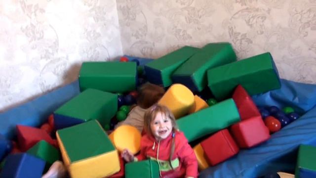 ❤Илошка❤ Игры для детей. Летим на мягких блоках в сухой бассейн с шариками. смотреть онлайн