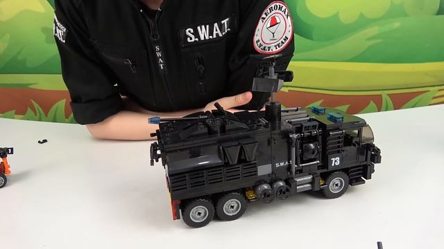 Полицейский Даник и МАШИНА СПЕЦНАЗА SWAT с фигурками