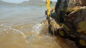 Экскаватор JCB вытащил игрушки из воды