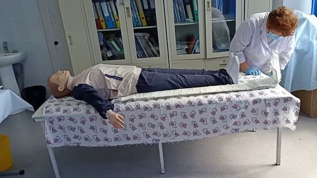 Наложение шины Крамера при переломе бедренной кости смотреть онлайн