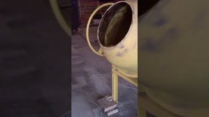 Замешивание цементного раствора для тротуарной плитки!