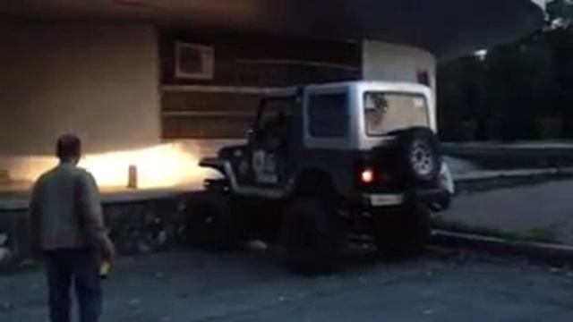 jeep лезет на стену смотреть онлайн