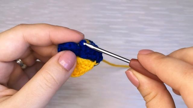 Two Colours Heart | HOW TO CROCHET A heart | BEGINNERS TUTORIAL | Crochet Valentine's Day Project смотреть онлайн