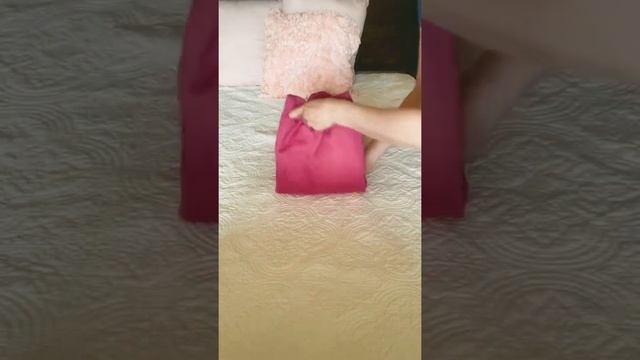 Как просто и компактно сложить толстовку с капюшоном #shorts, How to fold your hoodie смотреть онлайн