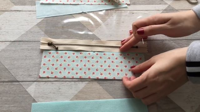 Конверт с прозрачным окном и вышивкой на молнии. смотреть онлайн