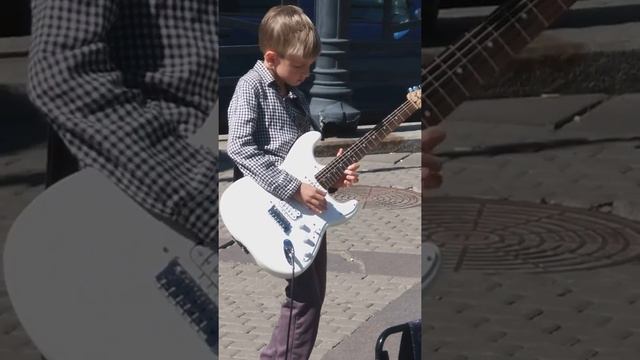 Гитарист-виртуоз Влад Соломяный смотреть онлайн