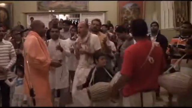 H H Devamrita Swami - Kirtan.wmv смотреть онлайн