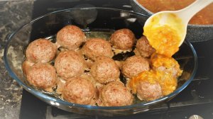 Как же это вкусно и сытно! Очень нежные мясные биточки в духовке под овощным соусом