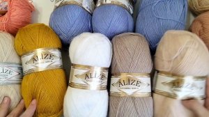 Много пряжи для вязания одежды на куклу Паола Рейна.