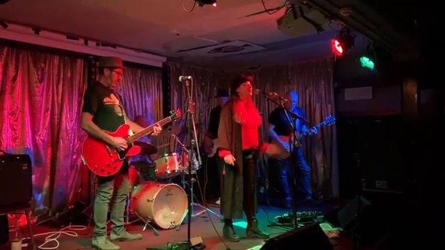 Blue Veins - Kat Among the Pigeons at Fox and Firkin, Lewisham 2020. Original by The Raconteurs смотреть онлайн