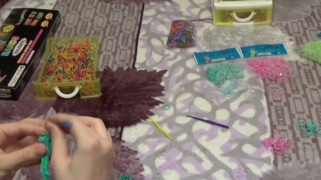 Плетение браслетиков Rainbow Loom - плетем простой браслетик из 4х резинок смотреть онлайн