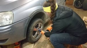 Замена колес на автомобиле зима/лето! Переобувка резины.