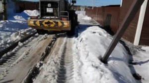 Чистка снега в Снт золотой петушок 27 марта 2021 год, дорога через улицу Северная.