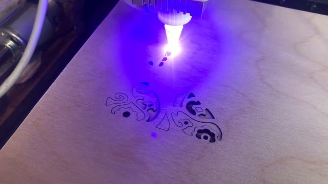 Работа CNC 3018 с лазером 40 ват и воздушный соплом смотреть онлайн