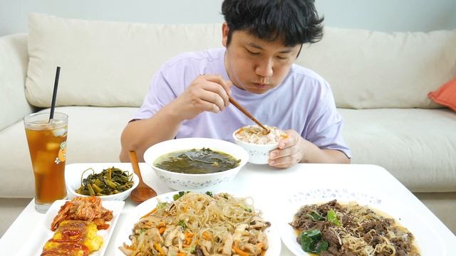 집밥 먹방! 아내의 생일상 감동?❤️ 미역국,계란말이,불고기,잡채 레시피 & 요리먹방 KOREAN BIRTHDAY FOOD COOKING & MUKBANG! смотреть онлайн