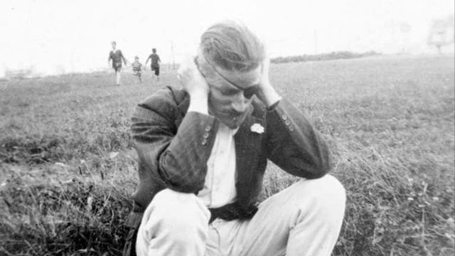 James Joyce voice processed in Eventide H3000, Korg Sub Bass смотреть онлайн