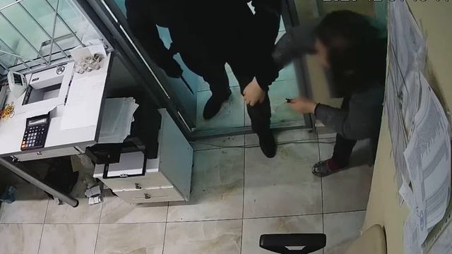 В Нур-Султане работница обменного пункта дала отпор грабителю смотреть онлайн