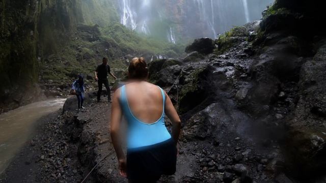 В тени действующего вулкана водопад Tumpak Sewu. Индонезия. смотреть онлайн