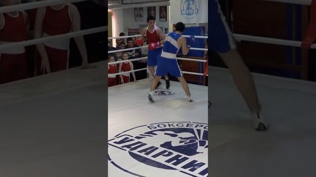 Мексиканский махач легковесов! Что за бой! Ни минуты перерыва , град ударов! смотреть онлайн