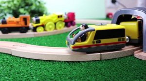 Деревянная железная дорога и новый игрушечный поезд. Игрушки для детей