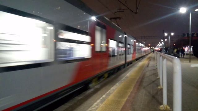 Поезд "Ласточка" в сторону Москвы прибывает на станцию Химки смотреть онлайн