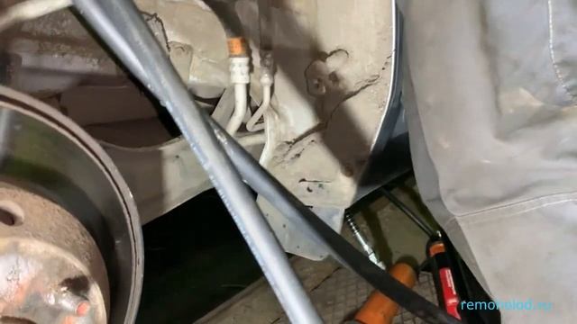 HYUNDAI SANTA FE 3, трубки заднего кондиционера меняем на реф-шланги. Как это делать правильно? смотреть онлайн