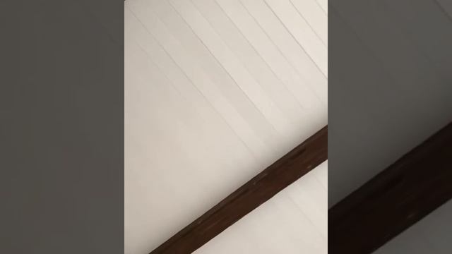 Потолок белая вогонка , и деревянные балки .. смотреть онлайн