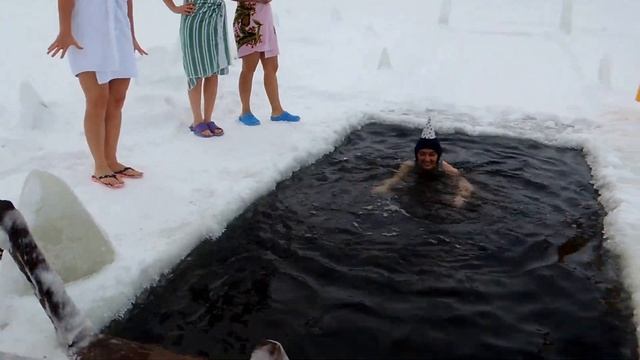 Поздравление с Днем Рождения в проруби