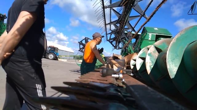 Ремонт комбайна для уборочной 2018 Покраска шнека 10.07.18 смотреть онлайн